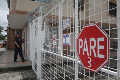 Cerco. Como ocurre en otros sectores de Guayaquil debido a la criminalidad desbordada, vecinos de varias etapas de Guayacanes han cerrado sus cuadras con rejas.