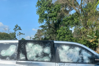 Fotografía de rastreo de redes que muestra una camioneta del senador colombiano Jairo Castellanos, afectada luego de un atentado en Arauca (Colombia).