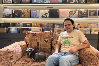 Andrés Yánez, coleccionista y dueño de la marca Bee Vinyl, junto a su macota Holly