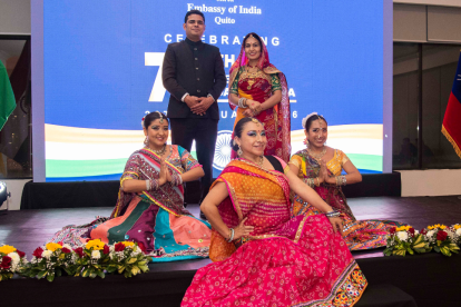 Los anfitriones, Lokesh Kumar Meena y su esposa, Mirna Meena.