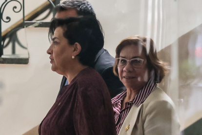 La canciller de Ecuador, Gabriela Sommerfeld, y su homóloga colombiana, Rosa Villavicencio, durante la reunión en el Palacio de Najas, en Quito.