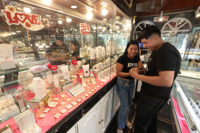 Jhonny Moreno y Joselyn Mejía compran los anillos en la joyería Marthita.
