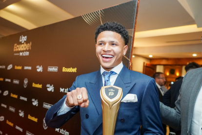 Patrik Mercado se llevó el premio al mejor jugador de la LigaPro. Lució feliz el trofeo y el anillo.