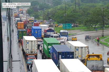 La fila de vehículos se extendía por varios kilómetros en la vía Perimetral, la mañana de este sábado 7 de febrero.