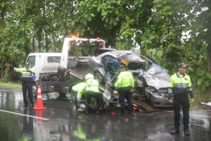 Personal de la Comisión de Tránsito del Ecuador (CTE) atendió la emergencia en la vía a la costa, este sábado 7 de febrero.