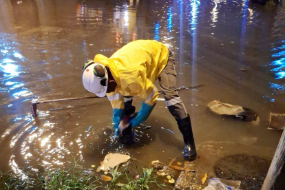 En varias vías de Guayaquil se reportó acumulación de agua la noche del viernes 6 de febrero.