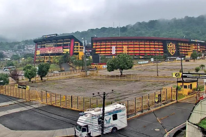 En el estadio Monumental, de Barcelona Sporting Club, se jugará el denominado Partido de la Historia. Cerca del mediodía, los hinchas aún no acudían al escenario.