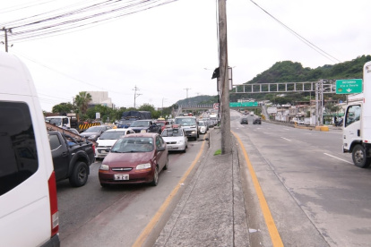 El crimen y el posterior procedimiento policial generaron congestión vehicular en la vía a Daule, que se extendió hasta la avenida Carlos Julio Arosemena.