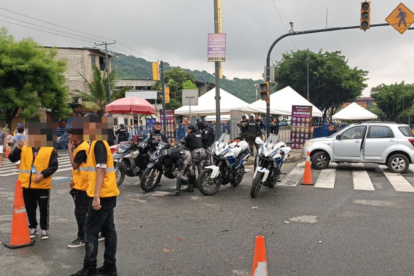 Agentes de la Policía Nacional ejecutan controles para garantizar la seguridad de los asistentes al denominado Partido de la Historia, que será protagonizado por Lionel Messi.