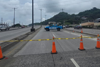 El cierre al tránsito vehicular se dio en la vía a Daule, en el sentido hacia el túnel san Eduardo.