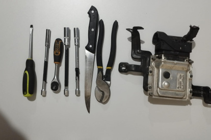 Durante el registro se encontraron accesorios de vehículos sustraídos, así como herramientas.