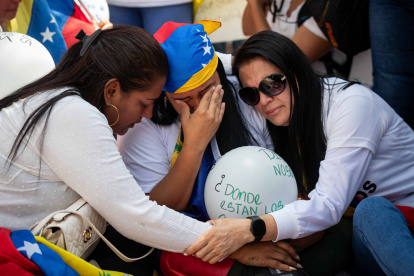 Personas lloran durante una protesta alrededor de El Helicoide este sábado 7 de febrero, en Caracas (Venezuela).