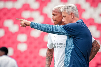 El DT Tiago Nunes y el delantero brasileño Deyverson, el fichaje estrella de los albos.