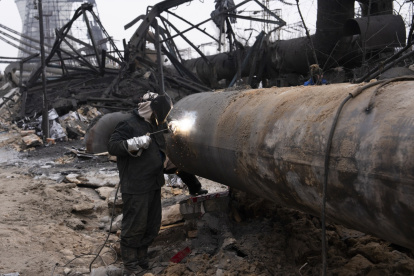 Trabajadores ucranianos reparan una central térmica tras un bombardeo ruso.