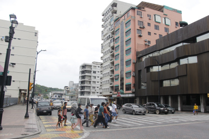La avenida Machala, con seis carriles para vehículos y sin zonas de descanso peatonal, es una de las más complicadas de cruzar en Guayaquil.