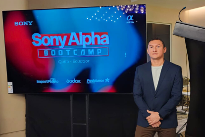 Ronald Mosquera, Subgerente de Ventas de Sony Ecuador, durante el Sony Alpha Bootcamp, explicando los objetivos del evento y la creación de comunidad audiovisual.