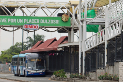 Diariamente miles de personas transitan por la parada Centro de Convenciones, especialmente en horas pico.