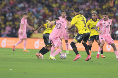 Lionel Messi en acción ante Barcelona SC en el Monumental.