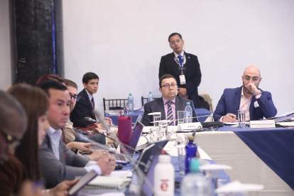 Mario Godoy, presidente del Consejo de la Judicatura, acompañado de su abogado Stalin Raza, en la Comisión de Fiscalización