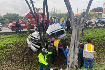 El vehículo se impactó contra un árbol. Los siniestros viales ocurren casi a diario en vía a la costa.