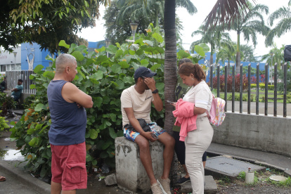 Los familiares de Blanca León Rugel acudieron a la morgue para realizar los trámites correspondientes.