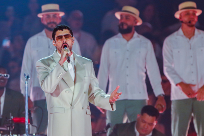 El cantante puertorriqueño Bad Bunny durante su segundo concierto de la gira "Debí Tirar Más Fotos World Tour" en el estadio Atanasio Girardot en Medellín (Colombia).