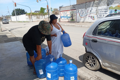 Comprar agua potable en botellones es la opción ante el imprevisto corte del servicio, algo que se ha vuelto constante en General Villamil Playas.