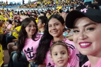 Gineth Moreno con sus hijas.