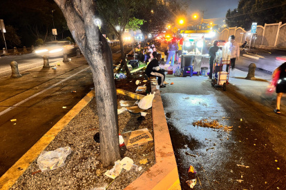 Más de cinco toneladas de basura se acumularon en las calles aledañas al Estadio Monumental Banco Pichincha, en Guayaquil.