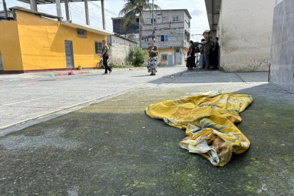 En el lugar del crimen aún permanecía la sábana con la que se cubrió el cadáver.