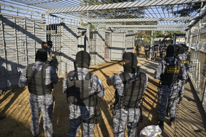 Traslado de los reos que protagonizaron el motín en la cárcel Renovación 1, este domingo 8 de febrero, en Escuintla a unos 60 kilómetros al sur de la Ciudad de Guatemala.