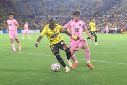 Bryan Carabalí, del Barcelona,  intenta eludir la marca de Noah Allen, lateral del Inter Miami.