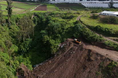 Moradores denuncian que la quebrada Chupahaycu, en Pifo, es usada como botadero ilegal, con tala de árboles y grave afectación ambiental.
