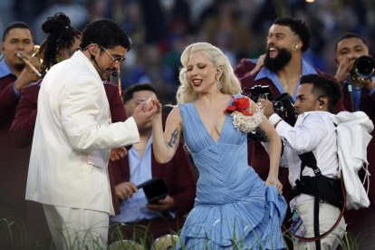 Bad Bunny celebró las raíces latinas en su show en el Super Bowl.