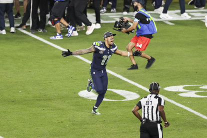 El jugador de los Seahawks  Jaxon Smith-Njigba, más conocido por sus iniciales de JSN no aguantó la emoción de campeón y corrió al campo tras el pitazo final.