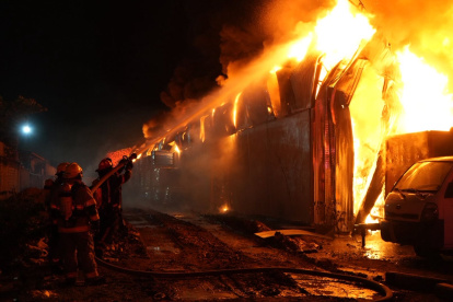 Bomberos desplegaron más de 38 unidades para controlar incendio en fábrica del Guasmo Norte.