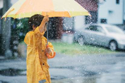 Referencial. Un niño se protege de la intensa lluvia con su paraguas, mientras el Inamhi mantiene la alerta por tormentas eléctricas en varias regiones del país.
