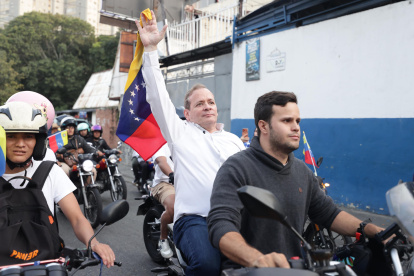 El opositor Juan Pablo Guanipa (c), cercano a la líder María Corina Machado en Caracas (Venezuela).