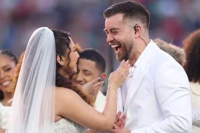 Aunque se desconocen los nombres de la pareja que contrajo matrimonio en el medio tiempo del Super Bowl 2026, ha trascendido que el enlace es legal.