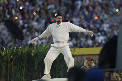 Bad Bunny durante su histórico show en el Super Bowl, horas antes de borrar todo su contenido en Instagram.
