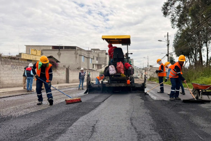 Referencia: La avenida Quitumbe Ñan se amplía a cuatro carriles, lo que genera cierres viales temporales y desvíos controlados por la AMT.
