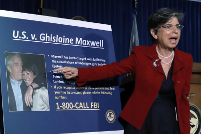 La fiscal Audrey Strauss anuncia en 2020 los cargos contra Ghislaine Maxwell en Nueva York.