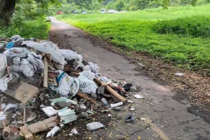 En la ciclovía de vía a la costa, a la altura de Puerto Hondo, se bota basura sin control.