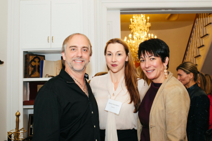 Ghislaine Maxwell en un evento social realizado años antes de su juicio por el caso Epstein.