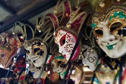 Referencial. Coloridas máscaras venecianas en exhibición, símbolo de las celebraciones de Carnaval 2026 en Ecuador.