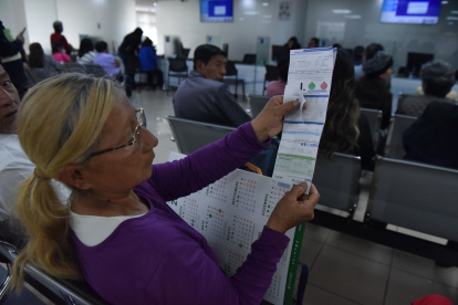 Ciudadanos expresan su inconformidad por el incremento en las planillas de agua, donde ahora se cobra la tasa de basura.