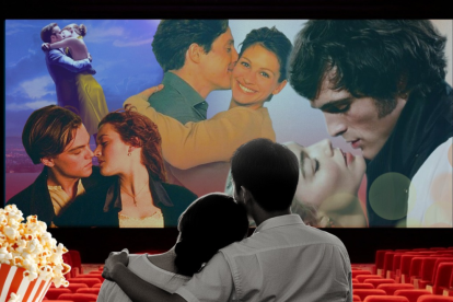 Referencial.Parejas disfrutan de películas románticas en el cine como parte del ritual de San Valentín.