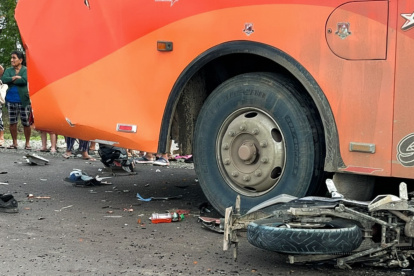La moto quedó destrozada bajo el bus tras el choque que dejó dos fallecidos en la vía Cruce de Palmar - Colonche, en la provincia de Santa Elena.