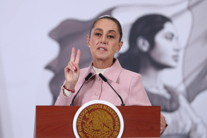La presidenta de México, Claudia Sheinbaum, habla en una rueda de prensa este lunes, en el Palacio Nacional en Ciudad de México (México).