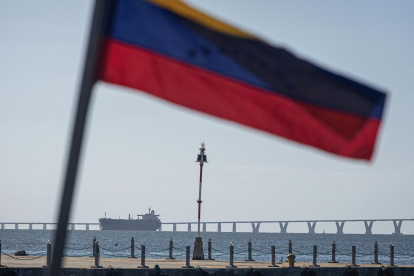 Fotografía de un barco que transporta petróleo en Maracaibo (Venezuela).